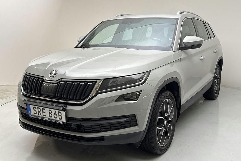 Grå Begagnad 2020 Skoda Kodiaq Business Line SUV | 227 900 kr (Marknadspris) - Bild 1/4