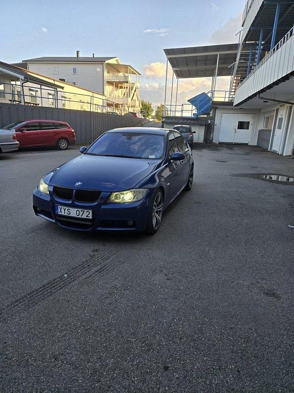 Blå Begagnad 2006 BMW 330 Sedan | 75 000 kr (Lite dyr) - Bild 1/4