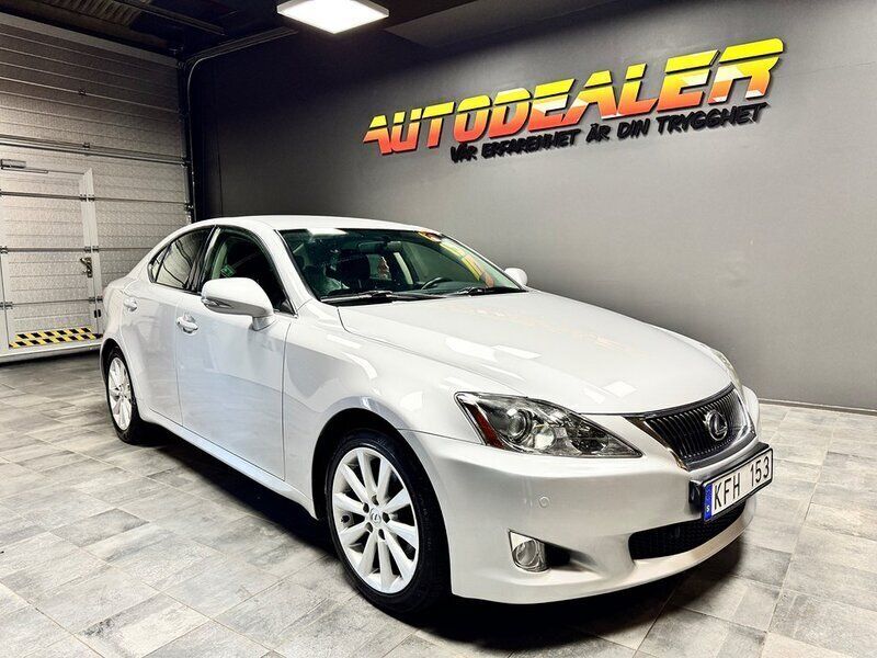 Silver Begagnad 2009 Lexus IS250 Sedan | 94 900 kr (Lite dyr) - Bild 1/4