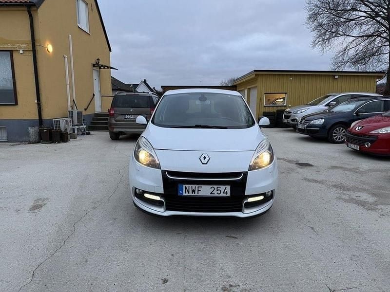 Vit Begagnad 2013 Renault Scénic III Minibuss | 39 900 kr (Marknadspris) - Bild 1/4