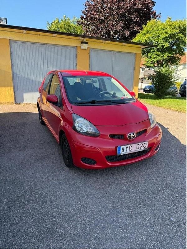 Röd Begagnad 2009 Toyota Aygo Halvkombi | 25 000 kr - Bild 1/4