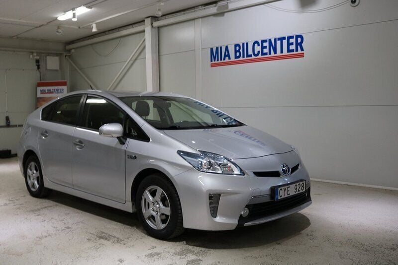 Silver Begagnad 2013 Toyota Prius Plug-in Hybrid Halvkombi | 139 000 kr (Lite dyr) - Bild 1/4