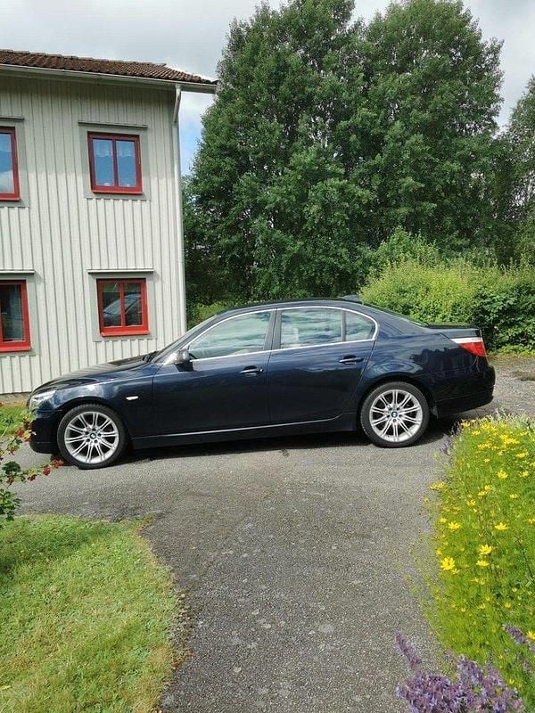 Blå Begagnad 2010 BMW 520 Sedan | 76 000 kr (Marknadspris) - Bild 1/4