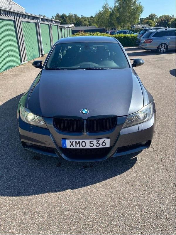 Grå Begagnad 2006 BMW 325 Comfort Edition Sedan | 60 000 kr (Dyr) - Bild 1/4