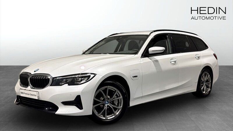 Vit Begagnad 2022 BMW 330e Sport Line Kombi | 354 700 kr (Marknadspris) - Bild 1/4