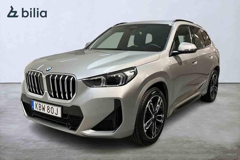 Grå Begagnad 2025 BMW X1 Comfort Edition SUV | 428 900 kr (Marknadspris) - Bild 1/1