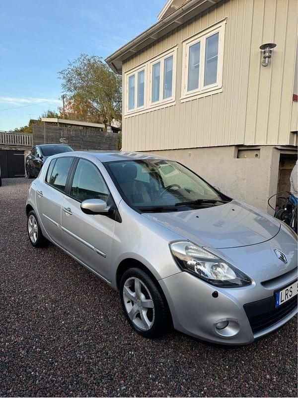 Silver Begagnad 2011 Renault Clio R.S. Halvkombi | 35 000 kr (Marknadspris) - Bild 1/4