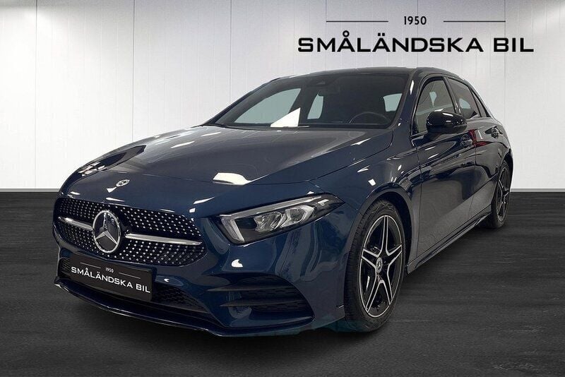 Denimblå metallic Begagnad 2022 Mercedes A180 AMG line Halvkombi | 269 000 kr (Marknadspris) - Bild 1/4