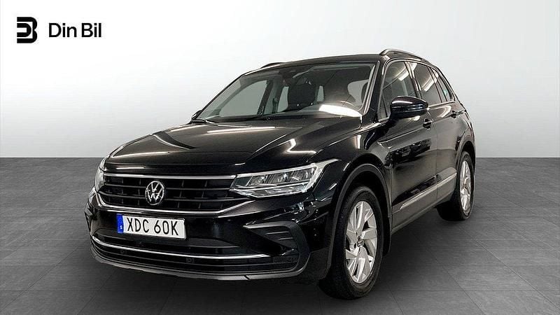 Svart (deep black pearl) Begagnad 2022 VW Tiguan Life SUV | 284 900 kr (Marknadspris) - Bild 1/4