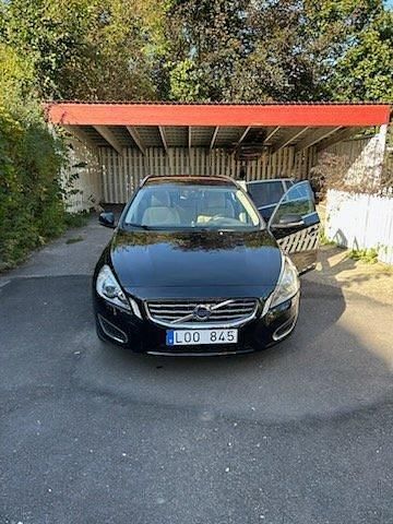 Svart Begagnad 2011 Volvo V60 Momentum Kombi | 99 000 kr (Marknadspris) - Bild 1/4
