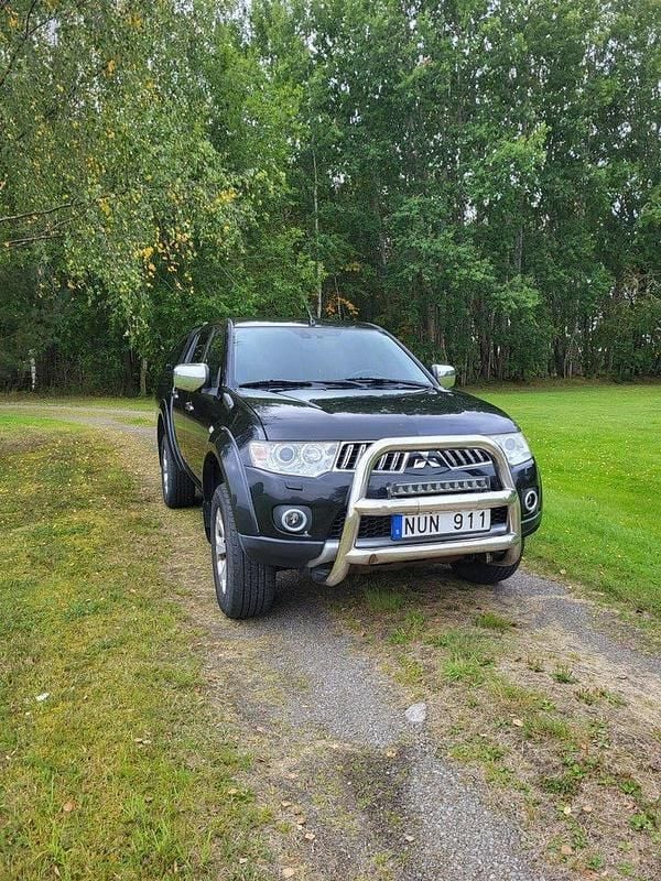 Svart Begagnad 2012 Mitsubishi L200 Pickup | 125 000 kr (Marknadspris) - Bild 1/3