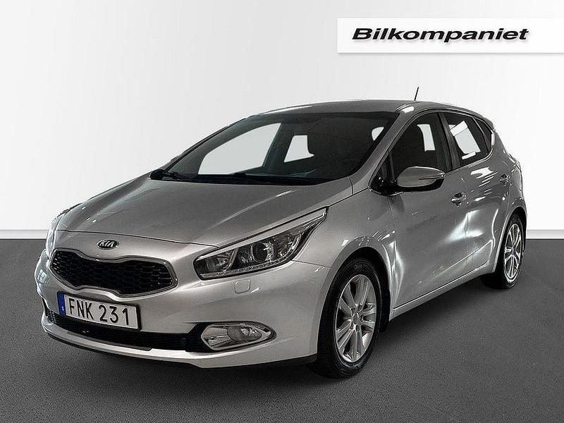 Grå Begagnad 2014 Kia Ceed Comfort Halvkombi | 94 500 kr (Lite dyr) - Bild 1/4