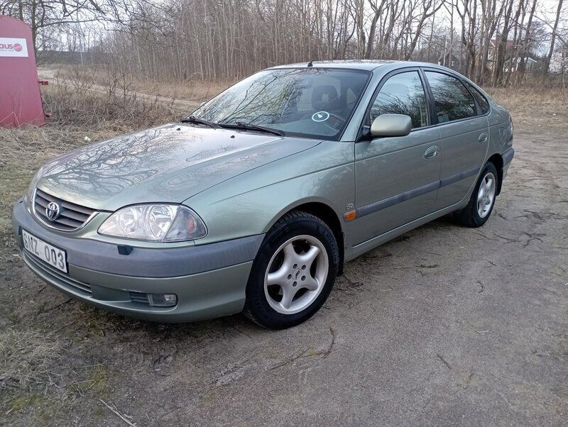 Grön Begagnad 2001 Toyota Avensis Halvkombi | 12 000 kr (Marknadspris) - Bild 1/4