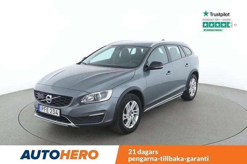 Grå Begagnad 2017 Volvo V60 CC Momentum Kombi | 169 000 kr (Bra pris) - Bild 1/4