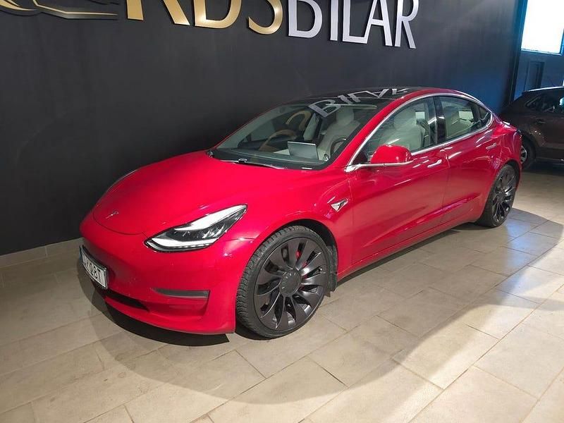 Begagnad Tesla Model 3 Performance 377 kW (513 HK) 2019 Röd Sedan