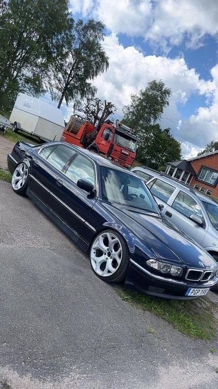 Begagnad 1995 BMW 750 Sedan | 70 000 kr - Bild 1/3