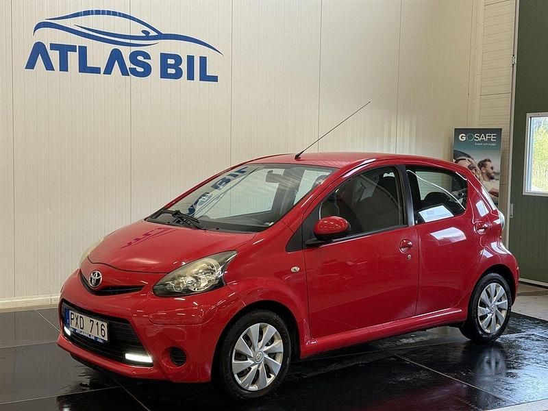 Röd Begagnad 2013 Toyota Aygo Halvkombi | 64 900 kr (Marknadspris) - Bild 1/4