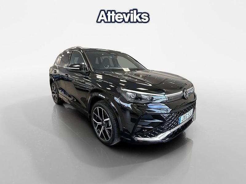 Svart Begagnad 2025 VW Tiguan R-line SUV | 539 900 kr (Marknadspris) - Bild 1/4