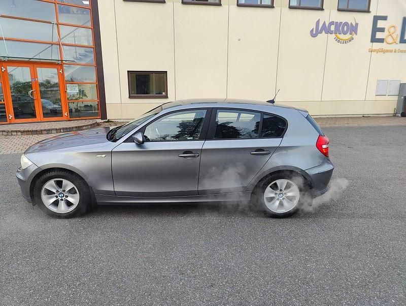 Begagnad 2009 BMW 120 Halvkombi | 73 500 kr (Marknadspris) - Bild 1/4