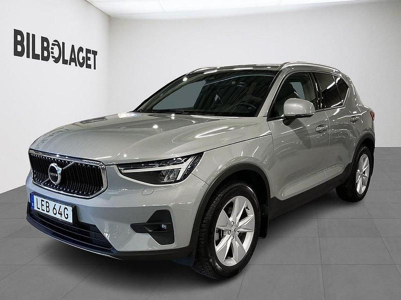 Grå Begagnad 2023 Volvo XC40 Core SUV | 324 800 kr (Marknadspris) - Bild 1/4
