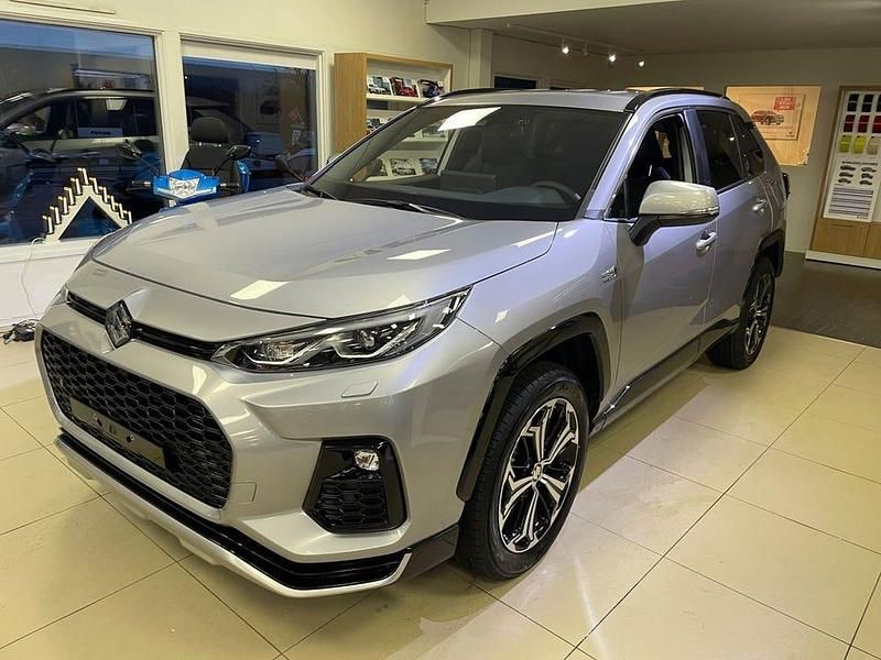 Grå Begagnad 2023 Suzuki Across SUV | 537 900 kr (Marknadspris) - Bild 1/4