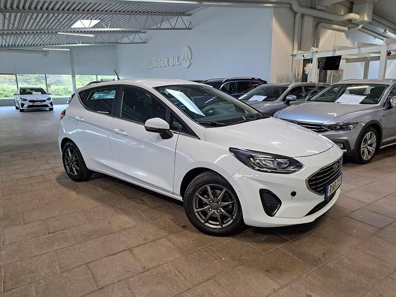 Vit (frozen white) Begagnad 2022 Ford Fiesta Halvkombi | 138 000 kr (Bra pris) - Bild 1/4