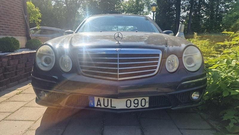 Svart Begagnad 2004 Mercedes E500 Sedan | 60 000 kr - Bild 1/4