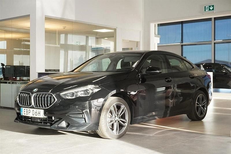 Svart Begagnad 2021 BMW 218 Sport Line Sportkupé | 249 000 kr (Marknadspris) - Bild 1/4