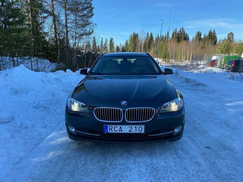 Grå (svart) Begagnad 2011 BMW 530 Kombi | 139 000 kr (Marknadspris) - Bild 1/4