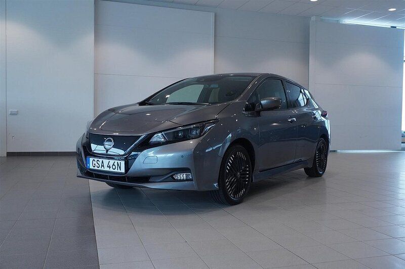Grå Begagnad 2022 Nissan Leaf N-Connecta Halvkombi | 174 800 kr (Marknadspris) - Bild 1/4