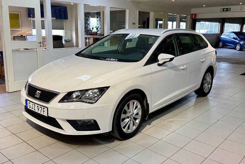 Vit Begagnad 2020 Seat Leon ST Style Kombi | 159 800 kr (Marknadspris) - Bild 1/4