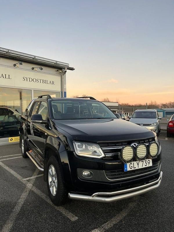 Svart Begagnad 2016 VW Amarok Highline Pickup | 159 900 kr (Marknadspris) - Bild 1/4