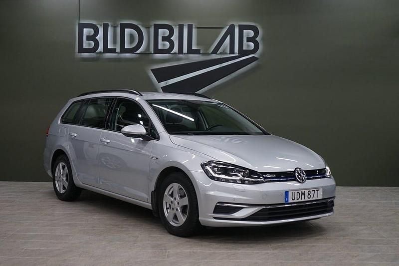 Silver Begagnad 2020 VW Golf VIII Kombi | 169 900 kr (Bra pris) - Bild 1/4