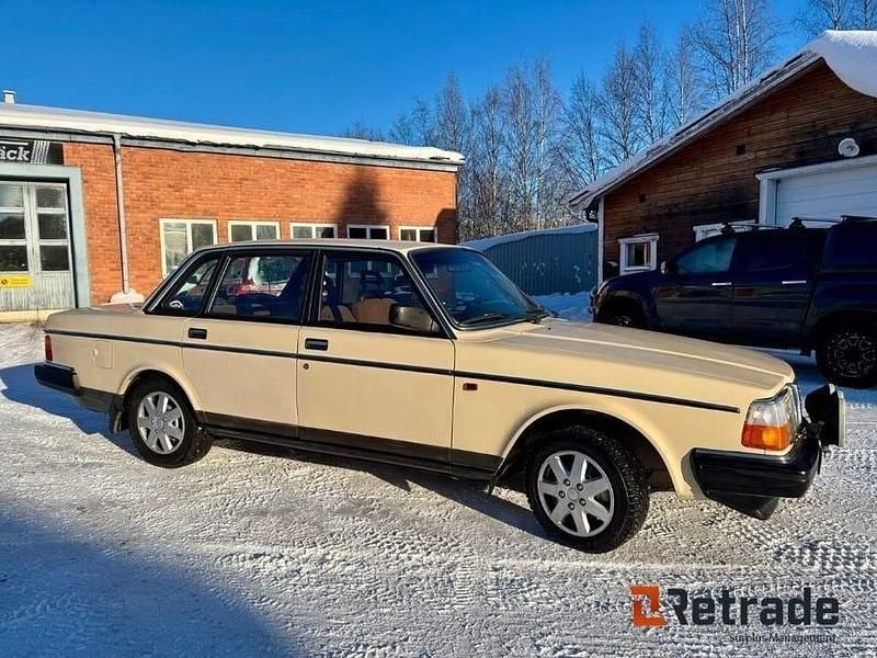 Begagnad Volvo 240 116 HK (85 kW) 1988 Ljusgrå Sedan