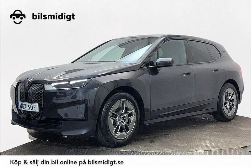 Grå Begagnad 2022 BMW iX SUV | 525 800 kr (Marknadspris) - Bild 1/3