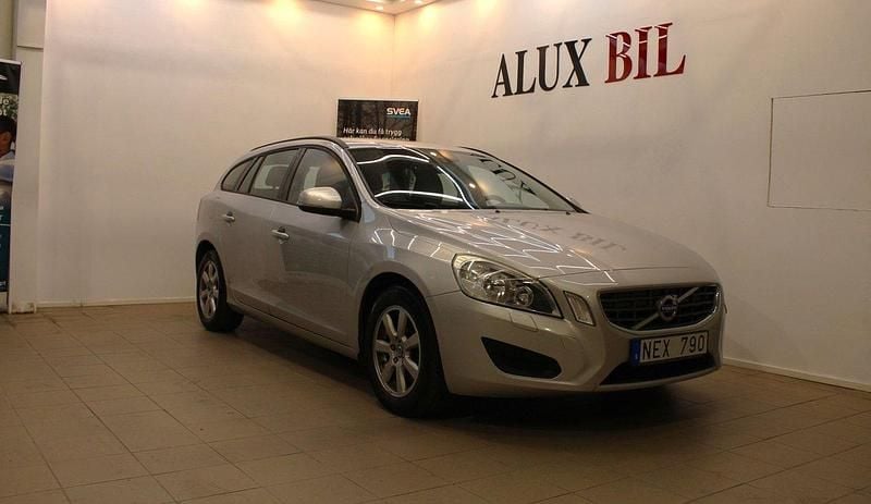 Ljusgrå (grå) Begagnad 2013 Volvo V60 Kombi | 104 900 kr (Marknadspris) - Bild 1/4