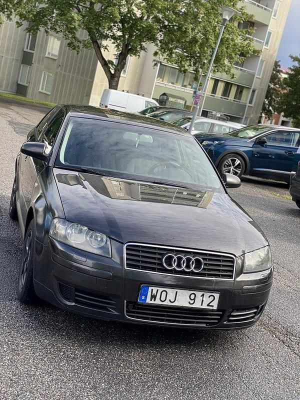 Grå Begagnad 2005 Audi A3 Attraction Halvkombi | 37 000 kr (Dyr) - Bild 1/4