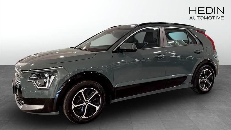 Grön (green) Begagnad 2023 Kia Niro SUV | 299 900 kr (Marknadspris) - Bild 1/4