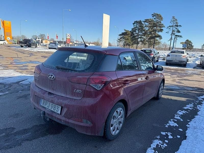 Begagnad Hyundai i20 Comfort 84 HK (61 kW) 2018 Röd Halvkombi