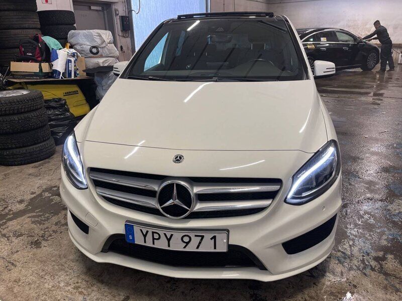 Vit Begagnad 2017 Mercedes B180 AMG Minibuss | 194 000 kr (Marknadspris) - Bild 1/4