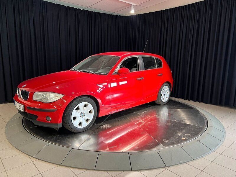 Röd Begagnad 2005 BMW 116 Advantage Halvkombi | 48 900 kr (Lite dyr) - Bild 1/4