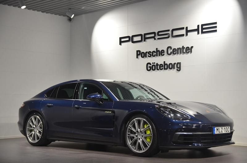 Blå (blue) Begagnad 2019 Porsche Panamera 4 Sedan | 669 000 kr - Bild 1/4
