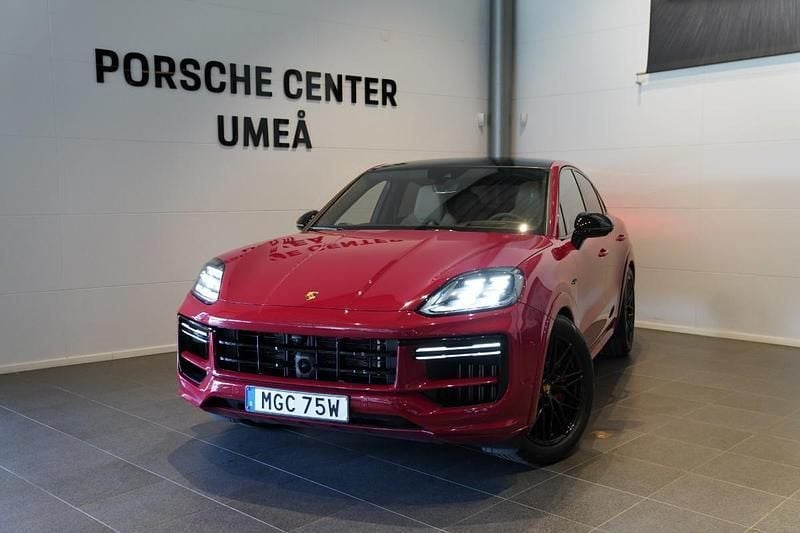 Röd (red) Begagnad 2024 Porsche Cayenne Turbo E-Hybrid SUV | 1 699 000 kr - Bild 1/4