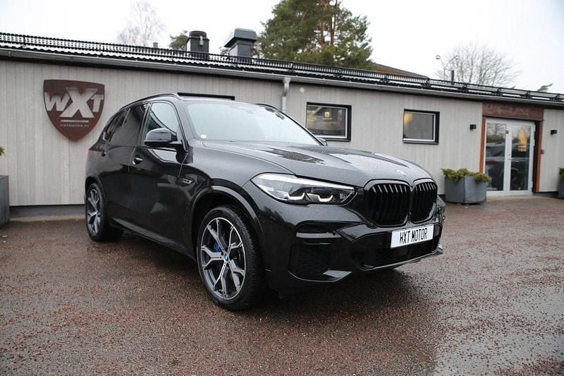 Svart (safirsvart metallic) Begagnad 2022 BMW X5 iPerformance SUV | 649 000 kr (Marknadspris) - Bild 1/4
