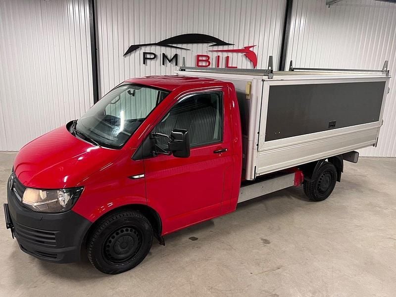Mörkröd (röd) Begagnad 2016 VW T6 Van | 199 900 kr (Marknadspris) - Bild 1/4