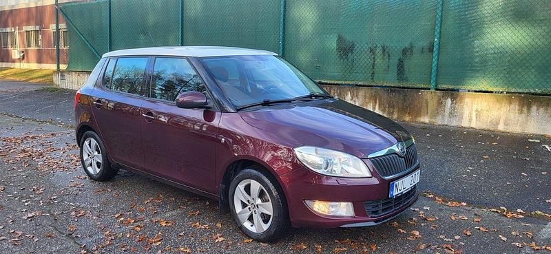 Mörkröd (röd) Begagnad 2014 Skoda Fabia Elegance Halvkombi | 49 500 kr (Marknadspris) - Bild 1/4