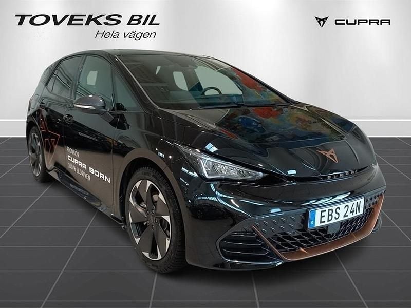Svart (midnight black metallic) Begagnad 2025 Cupra Born e-Boost Halvkombi | 339 900 kr (Marknadspris) - Bild 1/4