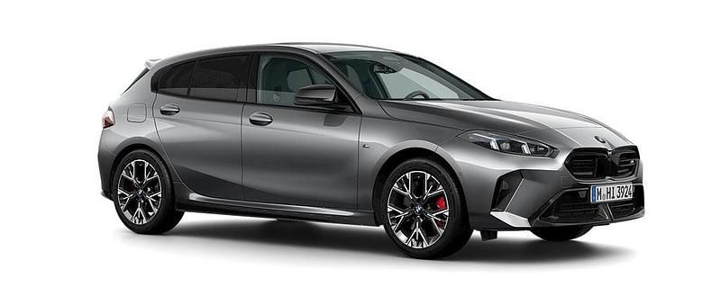 Grå Ny 2025 BMW M135 Comfort Edition Halvkombi | 632 000 kr - Bild 1/3