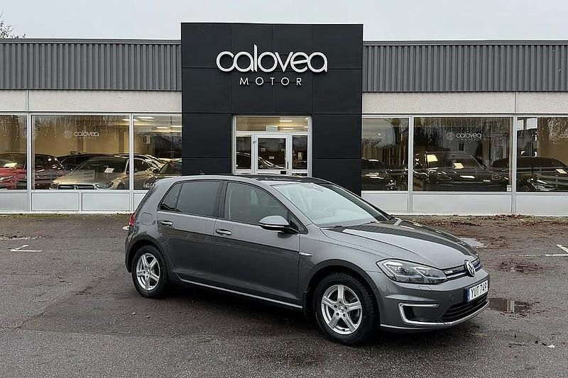 Mörkgrå Begagnad 2017 VW e-Golf Halvkombi | 149 900 kr (Marknadspris) - Bild 1/4
