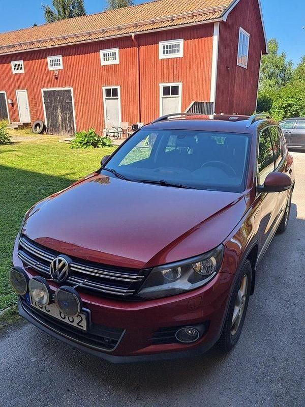 Röd Begagnad 2012 VW Tiguan Sportline SUV | 70 000 kr (Marknadspris) - Bild 1/4